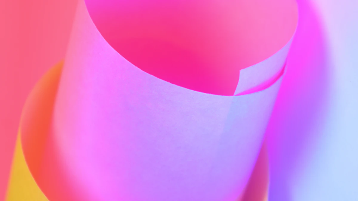 卷曲纸张在粉紫色灯光下形成弧面